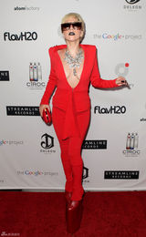 高清组图：Lady Gaga红装亮相真空上阵秀乳沟