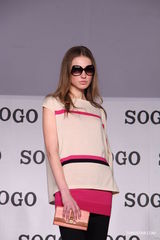 组图：时尚篇春夏服装汇演 张彤吴妍君周莹走秀