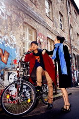 组图：郭晓冬程莉莎柏林街拍 手牵手过情人节