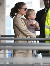 组图：波特曼抱子下飞机 小家伙害羞躲妈妈怀里