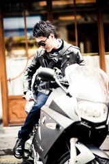 组图：冯绍峰巴黎街头写真 硬朗帅气展男人魅力