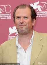 组图：《小帕特里亚》发布 女主上演香艳湿吻秀