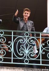 组图：比伯拿扩音喇叭开阳台演唱会