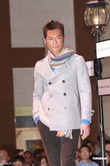 组图：古天乐出席活动 现场与贝安琪当模特走秀