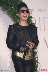 组图：吴建豪亮相宣传新专辑 否认秘婚传闻