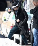 组图：新科影后劳伦斯片场睡眼惺忪状态如梦游