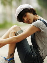 组图：隋俊波拍春日写真 清爽短发如绿色天使