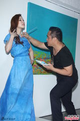 组图：温岚献身当画布 人体彩绘助弱势儿童