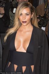 组图：金-卡戴现身首映礼 霸气露奶巨乳荡漾