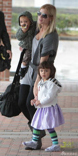 幻灯图：虎嫂艾琳频遭媒体追访 当好妈妈照顾子女