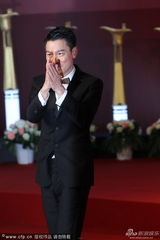 组图：《盲探》剧组走红毯 刘德华帅气现身