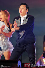 组图：韩星Psy奔波参加各种活动 粉丝赞“鸟叔”讲义气