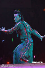 高清组图：郑伊健演唱会 舒淇登台与其热吻