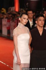 组图：金钟奖红毯纪培慧白色薄纱裙仙气十足