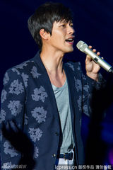 高清组图：玄彬上海开唱 与粉丝合影自拍乐陶陶