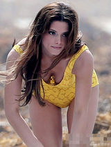 组图：暮光女吸血鬼阿什丽海滩度假 俯身秀深沟