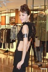 组图：熊黛林露背长裙性感亮相 生日获赠爱犬