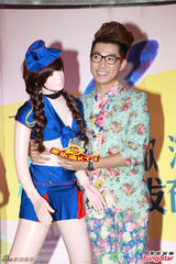 组图：歌浴森新专辑发布会吻充气娃娃