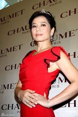 高清图：钟楚红为珠宝店剪彩 着红色礼服变公主