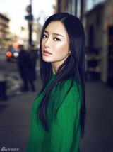 组图：秦岚春日最新写真 绿装明亮清新动人