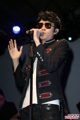 组图：方大同来台开唱黑超耍酷 陶晶莹亮相助阵