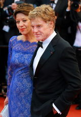 组图：《一无所有》首映 女星豪放秀美乳蛮腰