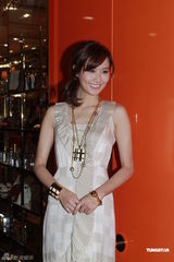 组图：汪诗诗出席新店开幕礼 力挺甄子丹认真专业