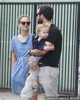 组图：娜塔丽-波特曼咬指甲扮萌 老公逗乐儿子