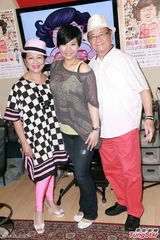 组图：郑欣宜穿透视装现身 提亡母眼泛泪光