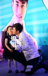 独家：贾乃亮庆生变吃货 女儿亮相扮酷(图)