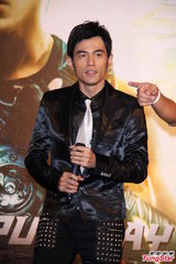 组图：周杰伦帅气亮相庆功宴 自曝秀腹肌靠打光