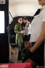 组图：Big Four澳门拍MV 飞机上大跳辣身舞