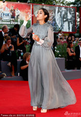 组图：评委伊朗女星法拉哈尼红毯吹泡泡