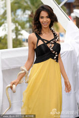 幻灯图集：《欲蛇》见面会 印度女星玛丽卡蟒蛇绕脖