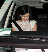 组图：凯蒂-佩里与梅耶约会被拍 低头显娇羞