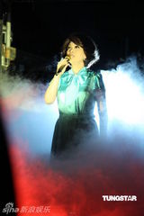 组图：蔡琴百万精华上海演唱会 回忆往事泪盈眼眶