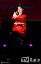 组图：韩蜡笔团金长勋慰问消防兵 穿制服献唱