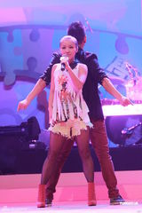 组图：李克勤郑欣宜开唱 鼓励年青人追梦