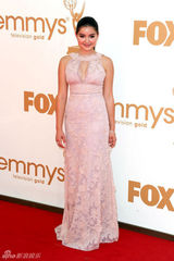 组图：艾美奖红毯 阿芮尔-温特蕾丝裙俏皮可人 