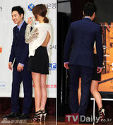 组图：金东旭姜艺媛出席堤川国际音乐电影节记者会