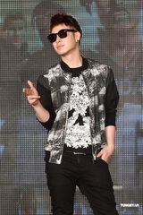 组图：潘玮柏酷装扛枪亮相 对“史泰龙”袭胸