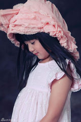 组图：童年小龙女演员超萌生活照 可爱似洋娃娃