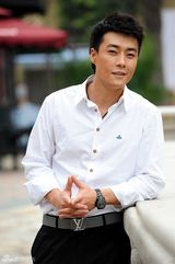 组图：乔大韦服饰写真玩起街头风