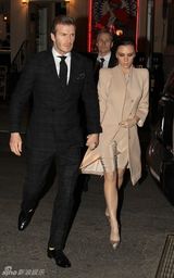 高清组图：小贝辣妹情人节约会 正装束身表情严峻