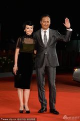 组图：《杀无赦》首映 渡边谦携妻亮相