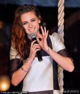 组图：暮光女独撑东京《暮4》首映 连体裤秀美腿