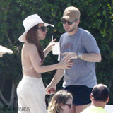 组图：LadyGaga狂甩赘肉 碎花比基尼清凉度假