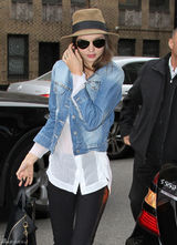 高清组图：超模米兰达-可儿街拍牛仔外套搭衬衣