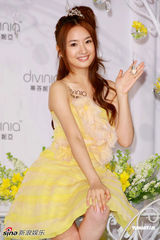 幻灯图集：林依晨露肩嫩黄礼服甜美代言 秀曼妙舞姿