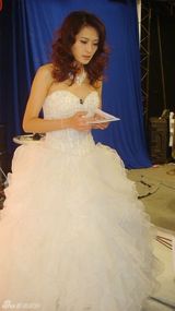 高清图：孟广美心情甜蜜试婚纱 频换装过新娘瘾